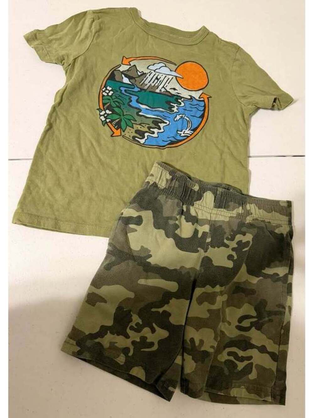 365kids from Garanimals Size 5 T-Shirt and Camo Shorts Set